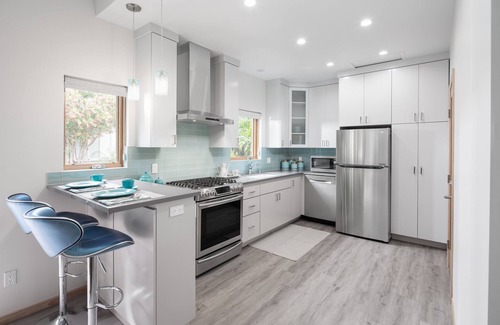 Bixby Knolls Apartment | Stylish Retro Private Studio & Pool Long Bch