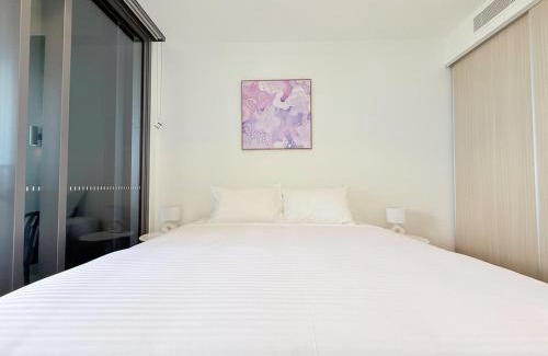 Brisbane Central Business District Apartment | Stylish Riverfront 2Bed Apt with Pool at QWR