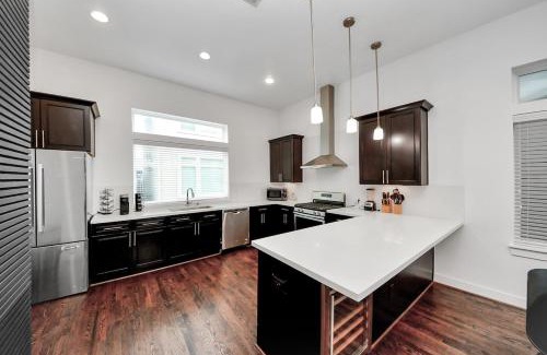 East Downtown Houston House | Stylish Rooftop - East Downtown 3BR Near Everything