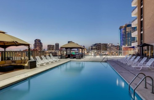 Downtown Dallas Hotel | Stylish Room Elegant Décor in the Heart of Dallas! Outdoor Pool!