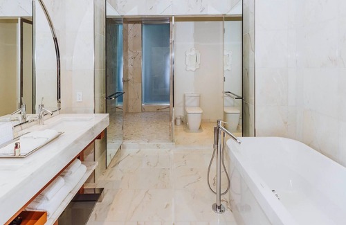 Downtown Seattle Hotel | Stylish Room With 2 Queen Beds Near Pike Place Market and Pioneer Square