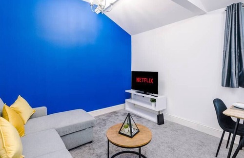 Whitnash Apartment | Stylish Royal Leamington Gem - Parking