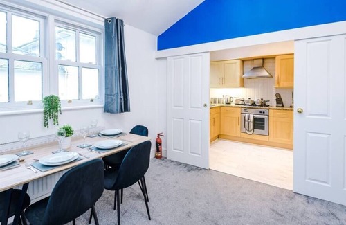 Whitnash Apartment | Stylish Royal Leamington Gem - Parking