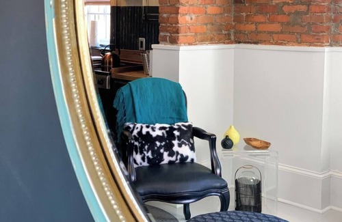 Savannah Victorian District Condo | Stylish Savannah Stay I Walk to Forsyth I Free Parking