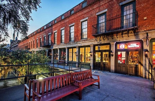 Savannah Victorian District Condo | Stylish Savannah Stay I Walk to Forsyth I Free Parking