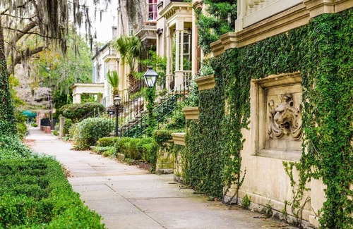 Savannah Victorian District Condo | Stylish Savannah Stay I Walk to Forsyth I Free Parking
