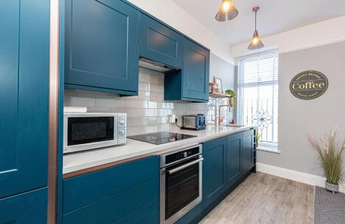 Bare Apartment | Stylish Seafront Apartment - Sleeps 6 - Gateway to the Lakes