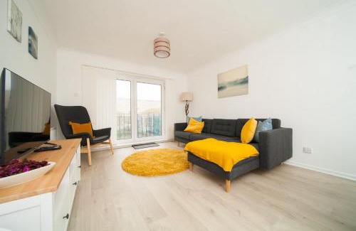 Seafront Apartment | Stylish Seaside Stay – Brighton Marina Views
