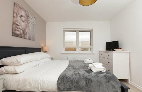 Seafront Apartment | Stylish Seaside Stay – Brighton Marina Views