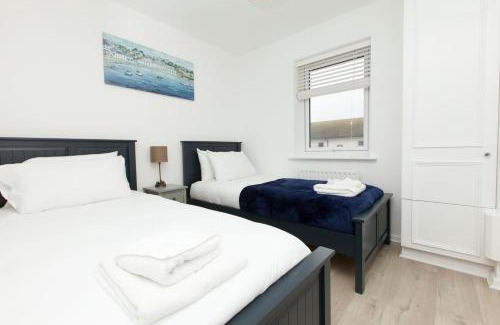 Seafront Apartment | Stylish Seaside Stay – Brighton Marina Views