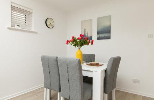 Seafront Apartment | Stylish Seaside Stay – Brighton Marina Views