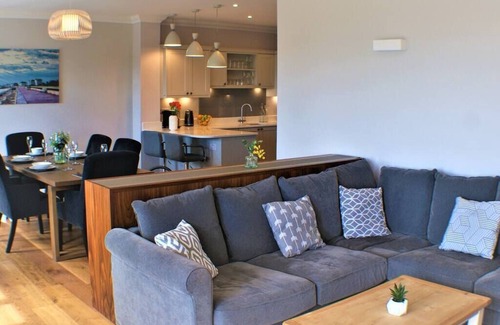 Hythe House | Stylish Seaview House w/Hot Tub