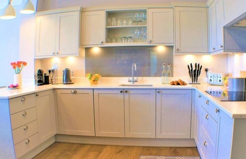 Hythe House | Stylish Seaview House w/Hot Tub