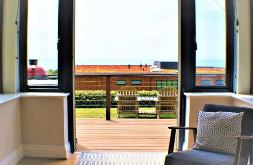Hythe House | Stylish Seaview House with Hot Tub