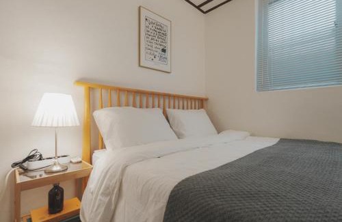 Jayang-dong Apartment | Stylish Seongsu Apartment with Hot Spot Vibes, accommodates 6 people with 3 beds