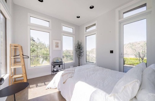 Friant Villa | Stylish, Serene Table Mountain Villa by Lake!