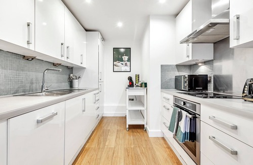 De Beauvoir Apartment | Stylish Shoredtich Flat with Parking + Canal Views