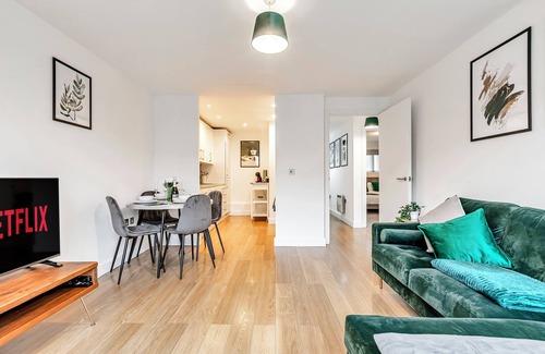 De Beauvoir Apartment | Stylish Shoredtich Flat with Parking + Canal Views
