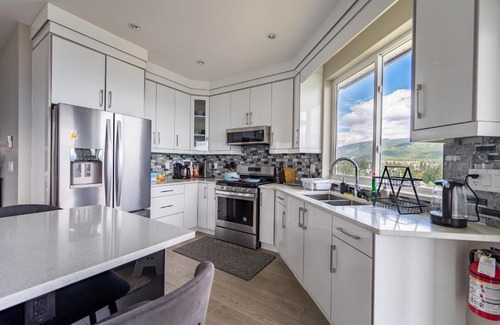 Central Okanagan House | Stylish Single House With Lake & Mountain View