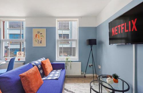 Saint Paul's Apartment | Stylish Sleek Central Abode - Sleeps 6