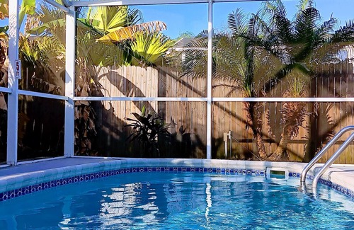 Indian Point House | Stylish South Facing Pool! Just 8 mi to Disney! Book 7+ Nights & Save!