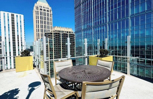 Midtown Apartment | Stylish space in Midtown Atlanta, minutes from Mercedes Benz Stadium, State Farm Arena, Google, Whole Foods, 5 Star Restaurants, Coffee Shops, Parks, Georgia Aquarium, & Zoo Atlanta. A short drive to the airport, Six Flags, & Buckhead.