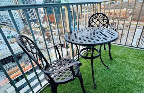 Midtown Apartment | Stylish space in Midtown Atlanta, minutes from Mercedes Benz Stadium, State Farm Arena, Google, Whole Foods, 5 Star Restaurants, Coffee Shops, Parks, Georgia Aquarium, & Zoo Atlanta. A short drive to the airport, Six Flags, & Buckhead.