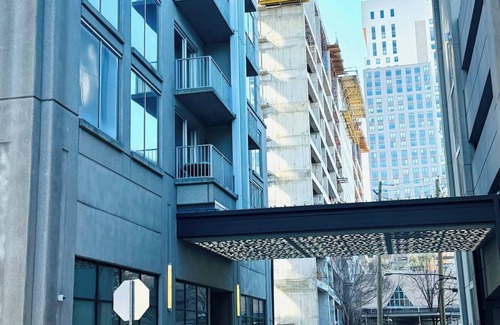 Midtown Apartment | Stylish space in Midtown Atlanta, minutes from Mercedes Benz Stadium, State Farm Arena, Google, Whole Foods, 5 Star Restaurants, Coffee Shops, Parks, Georgia Aquarium, & Zoo Atlanta. A short drive to the airport, Six Flags, & Buckhead.