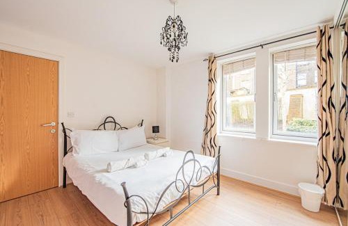 Queen's Park Apartment | Stylish Spacious 3 Bed Home 5min walk from station