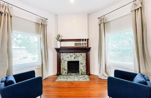 Lexington House | Stylish Spacious Apartment with King and Queen Beds