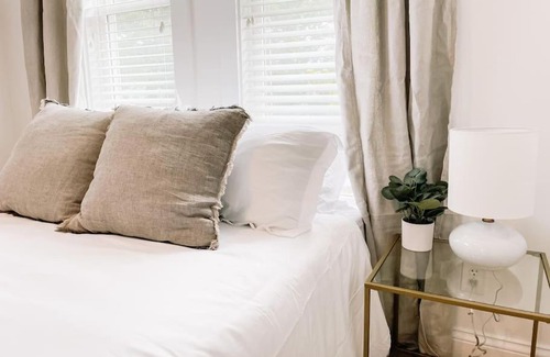 Lexington House | Stylish Spacious Apartment with King and Queen Beds