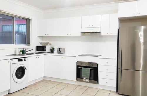 Auburn House | ♥️Stylish Spacious Bright 3 Bedroom House🐾PetFriendly✅🅿️Near ANZ Stadium DFO