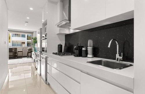 Bondi Beach Apartment | Stylish Spacious Modern 1 BDR Balcony BBQ AirCon Lift