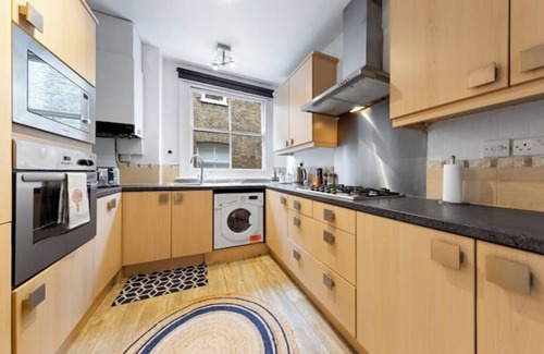 Brondesbury Park Apartment | Stylish Split level 2 bedroom flat in NW London