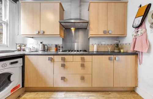 Brondesbury Park Apartment | Stylish Split level 2 bedroom flat in NW London