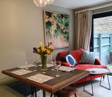 Stamford House | Stylish Stamford Central, Free Parking