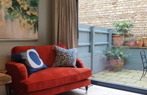 Stamford House | Stylish Stamford Central, Free Parking