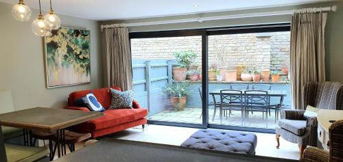 Stamford House | Stylish Stamford Central, Free Parking