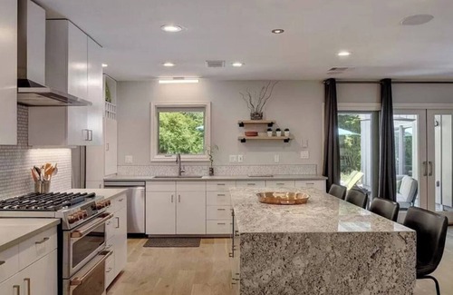 Allandale House | Stylish Stardust Drive Modern Retreat
