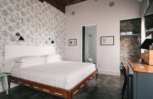 Williamsburg Hotel | Stylish Stay l Wythe Hotel l Brooklyn King in Prime Williamsburg