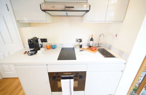 Saintbury House | Stylish Stratford-upon-Avon Stay -Sleeps 6 - Secure Gated Parking