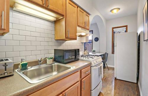 Hyde Park Apartment | Stylish Studio Apt in Chicago - Dorchester 209