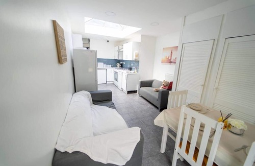 Selly Oak Apartment | Stylish Studio for Short Term Near the City!