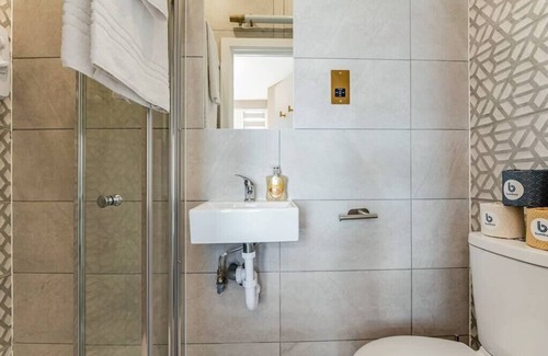 Seven Sisters Condo | Stylish Studio Retreat in Ideal Location