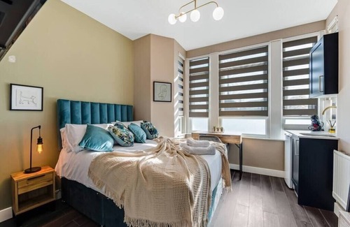 Seven Sisters Condo | Stylish Studio Retreat in Ideal Location