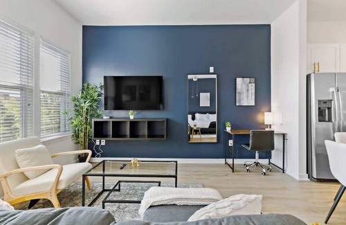 Cherry Apartment | Stylish Studio in DT | Pool, Gym, W/D & Free Parking