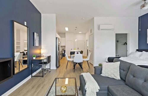 Cherry Apartment | Stylish Studio in DT | Pool, Gym, W/D & Free Parking