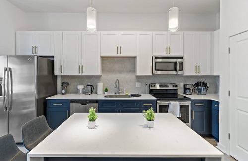 Cherry Apartment | Stylish Studio in DT | Pool, Gym, W/D & Free Parking