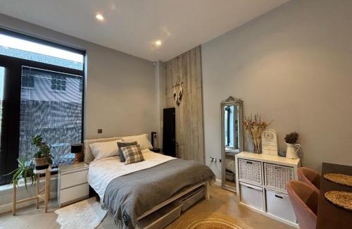 Hackney Apartment | Stylish Studio in Hackney with Private Terrace