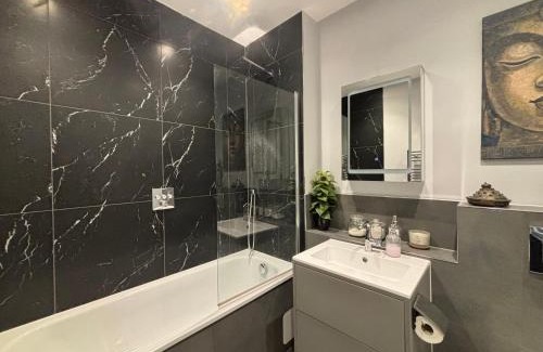 Hackney Apartment | Stylish Studio in Hackney with Private Terrace